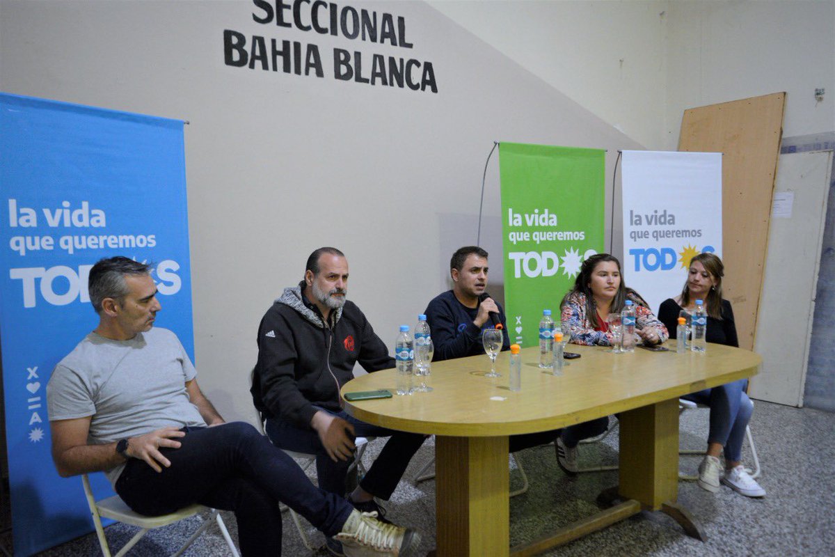 Junto a dirigentes de Bahía y fiscales generales del @FrenteDeTodos realizamos un muy lindo encuentro de cara a las elecciones generales para seguir reafirmando el compromiso con nuestro espacio y la democracia. #VotoAVoto

<a href="/fsusbielles/">Federico Susbielles</a> 
Marcelo Feliu
<a href="/ayeduran/">Ayelen Duran</a> 
<a href="/PauEcheverria4/">Paula Echeverría</a>