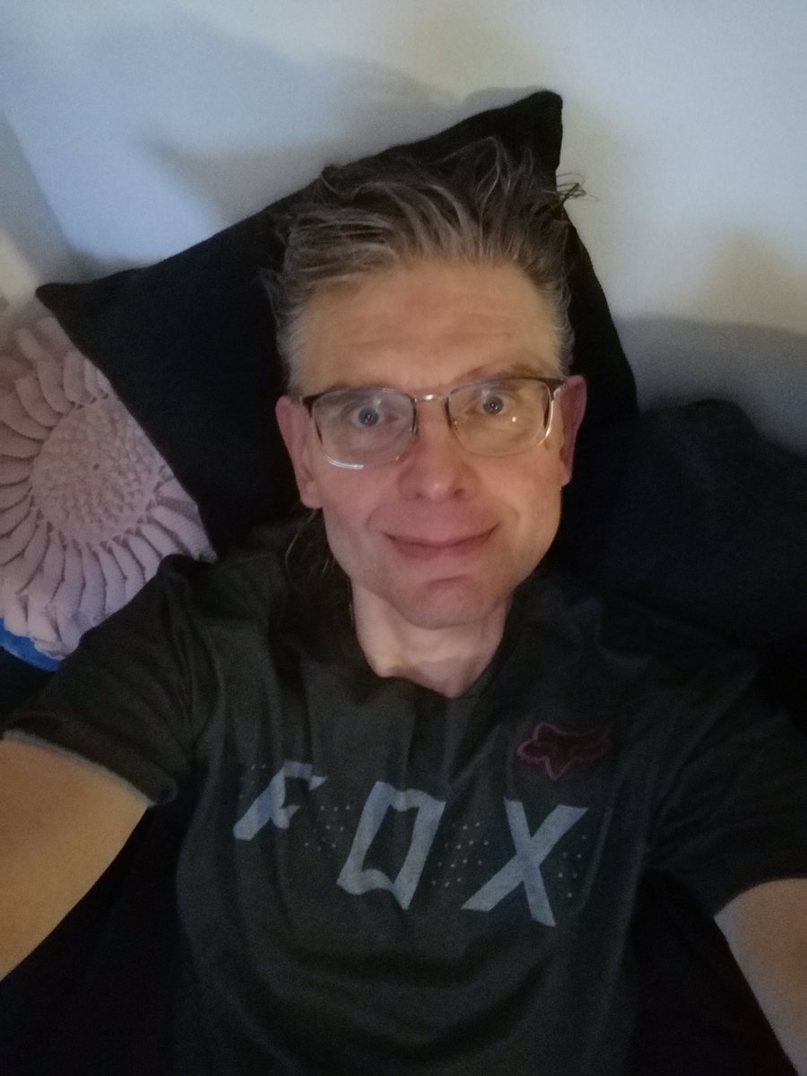 JuhaTenhonen's tweet photo. Koska poika oli käyny syömäs illal kamujen kaa kebabbii ja ranui, ni tein ruuvvan vasta saunan ja aika-ajojen jälkeen #äijäillallinen #atria #tryffeli #ohutfileepihvi #perunapallot #saarioinen #maalaispastasalaatti #tomaattikukka #punalappusii https://t.co/FTKcIxQ7Yh
