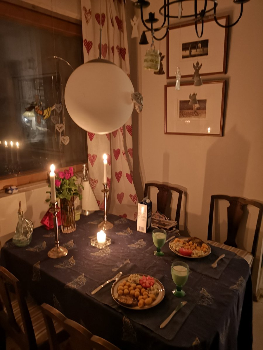 JuhaTenhonen's tweet photo. Koska poika oli käyny syömäs illal kamujen kaa kebabbii ja ranui, ni tein ruuvvan vasta saunan ja aika-ajojen jälkeen #äijäillallinen #atria #tryffeli #ohutfileepihvi #perunapallot #saarioinen #maalaispastasalaatti #tomaattikukka #punalappusii https://t.co/FTKcIxQ7Yh