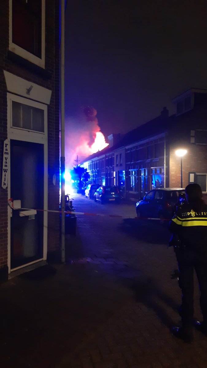 HDmediaGroep's tweet photo. Zeer grote woning.brand #Joubertstraat #Maasslus https://t.co/aby1dEWrxd