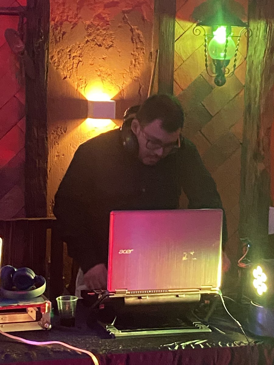 RadioElite1027's tweet photo. Y se prendió la fiesta con el DJ que marcó historia @cristhian.anazco.83 #TotosDJ… el genio de las mezclas 🎛🕺🏻💃🏻

#ElitePowerFest 💚💛❤️ https://t.co/qkXoE5PGVq