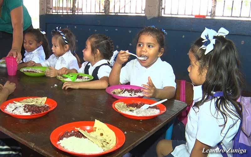 - Merienda escolar en todos los colegios públicos
- Educación pre escolar, primaria, secundaria, técnica y superior  gratuita
- Paquetes escolares 
- Bono de Bachiller
- Modernos institutos y universidades 
- 6% en las universidades públicas 

#TodosLosTriunfosSonDelPueblo