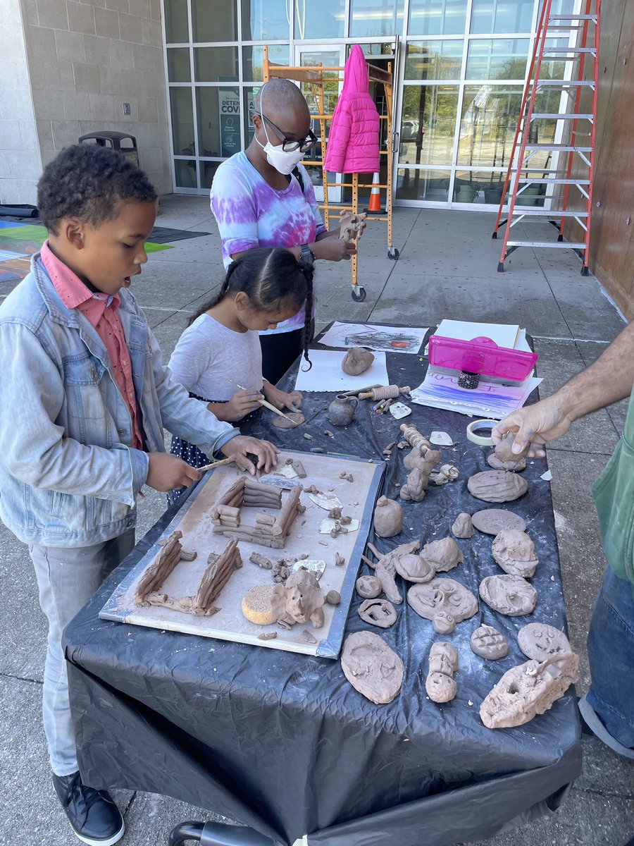 #CommunityEngagement Paint By Numbers with youth in the community at Hampton-Illinois <a href="/dallaslibrary/">Dallas PublicLibrary</a> Thank you to all who came out today and helped make this event fun for all #SaturdayFun <a href="/teamthomas2015/">Casey for Dallas</a> <a href="/DPDGangUnit/">Dallas Gang Unit</a> <a href="/DPDSWNPO/">Dallas Southwest</a> <a href="/DPDCA/">DPDCommunityAffairs</a> <a href="/Michelara/">VicMar</a> <a href="/DPDMunoz/">Robert Munoz</a> <a href="/WJWest233/">West</a>