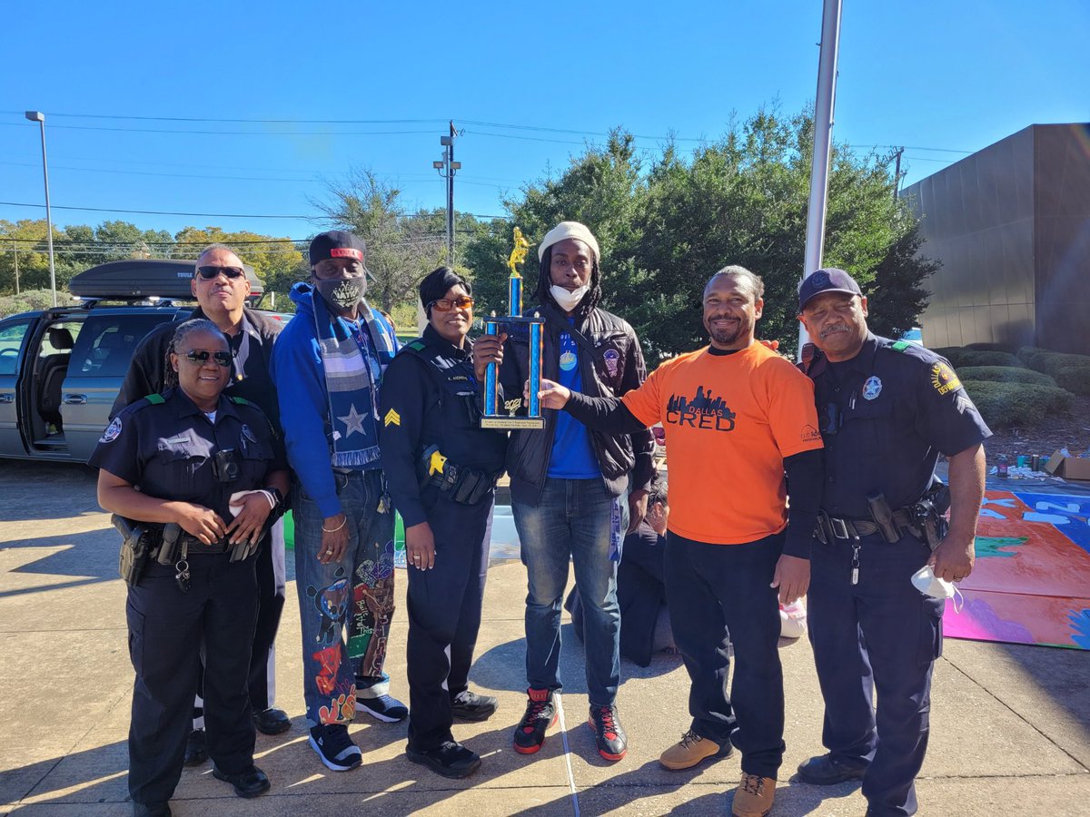 #TogetherWeCan Community Mural Paint Out in honor of <a href="/DallasPD/">Dallas Police Dept</a> fallen <a href="/DPDGangUnit/">Dallas Gang Unit</a> officers Patrick Metzler and Norman Smith was a big success today  <a href="/dallasculture/">City of Dallas Office of Arts and Culture</a> <a href="/teamthomas2015/">Casey for Dallas</a> <a href="/TraderJoesList/">Trader Joe's List</a> <a href="/DPDCA/">DPDCommunityAffairs</a> <a href="/dallaslibrary/">Dallas PublicLibrary</a> <a href="/WJWest233/">West</a> <a href="/DPDSWNPO/">Dallas Southwest</a> <a href="/DPDMunoz/">Robert Munoz</a> #NeverForget