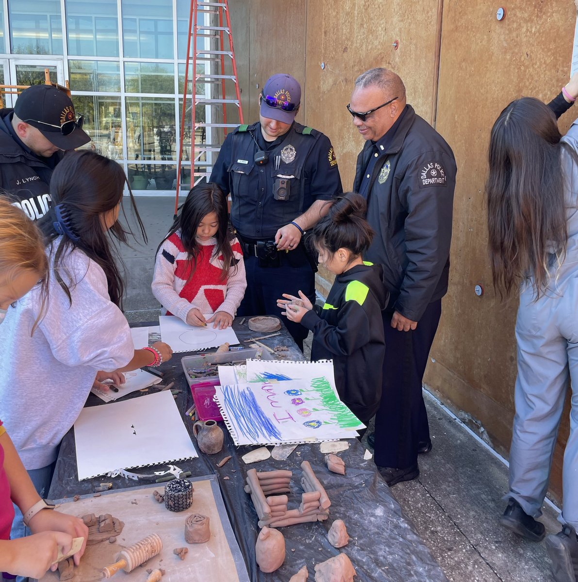 LeroyQuigg's tweet photo. #TogetherWeCan Community Mural Paint Out in honor of @DallasPD fallen @DPDGangUnit officers Patrick Metzler and Norman Smith was a big success today  @dallasculture @teamthomas2015 @TraderJoesList @DPDCA @dallaslibrary @WJWest233 @DPDSWNPO @DPDMunoz #NeverForget https://t.co/vSTApwTzpF