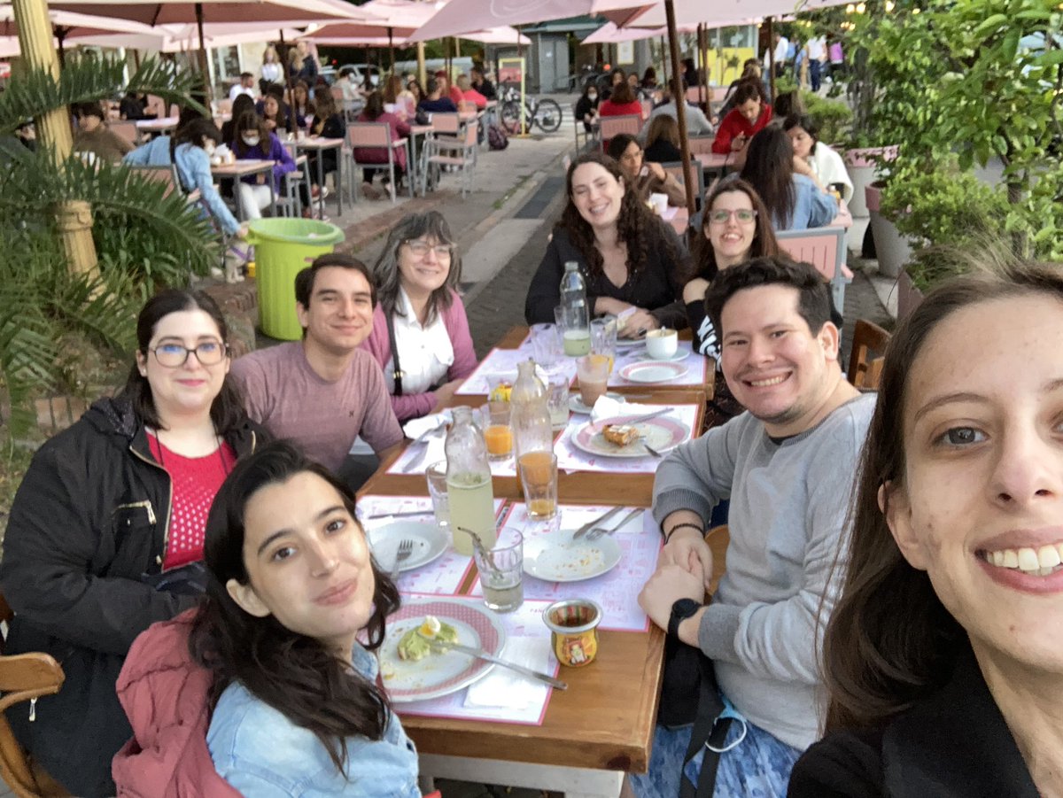 hijadeposeidon's tweet photo. Merienda y la tercera charla en la #FELBA, unos loquillos👀🥳 https://t.co/tzpIqODEre