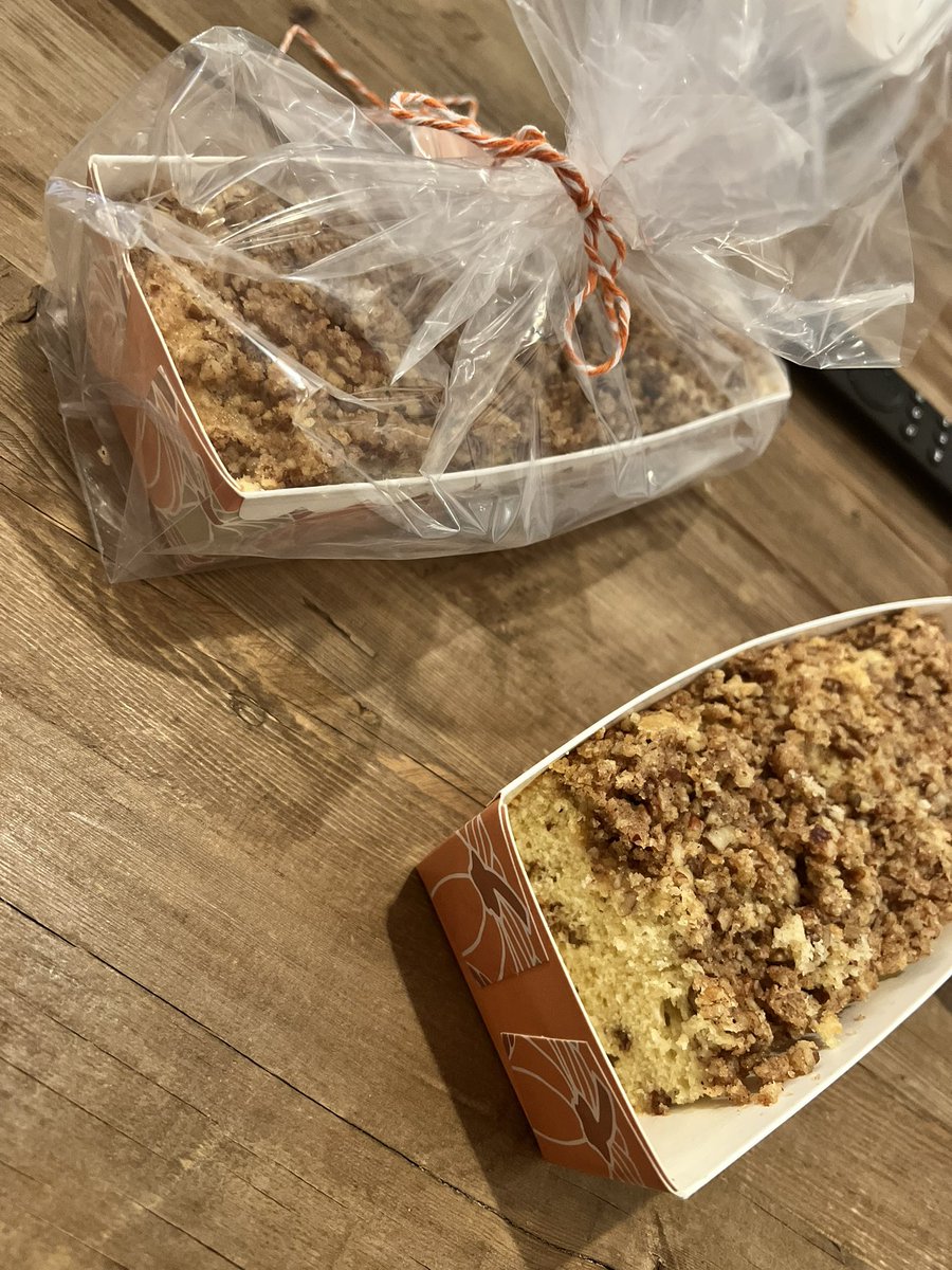 patisouzapaludo's tweet image. We have the sweetest neighbors! At least once a week we get some type of bread, cake or cookie homemade for us! I avoid gluten and sugar but when someone makes me something I am all about it 😑😋 #gingercookies #pecanbread