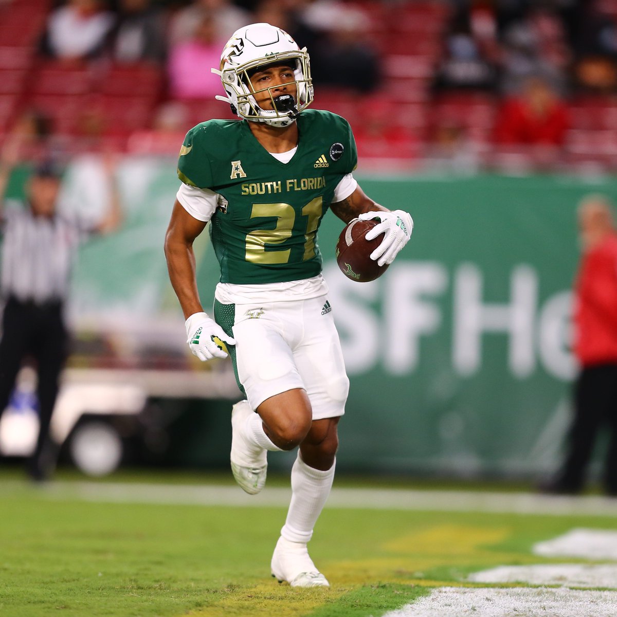 American_FB's tweet photo. • 229 all-purpose yards
• 3 touchdowns 

@battie941 had himself a decent first half 😳. https://t.co/raZXLXQIBx