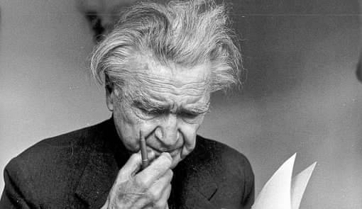 "Solamente son felices quienes no piensan nunca, es decir, quienes no piensan más que lo estrictamente necesario para sobrevivir. El pensamiento verdadero se parece a un demonio que perturba los orígenes de la vida, o a una enfermedad que ataca sus raíces mismas".
Emil Cioran