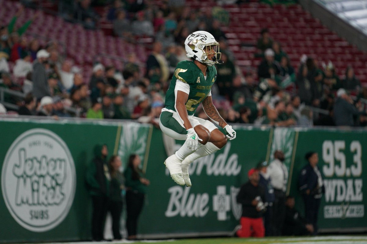 USFFootball's tweet photo. Just the 2⃣nd player 𝑒𝑣𝑒𝑟 with a pair of 100-yard kickoff returns in one game.

@battie941 adds his name to the NCAA record books!

#US2F https://t.co/eq7FvWSviF
