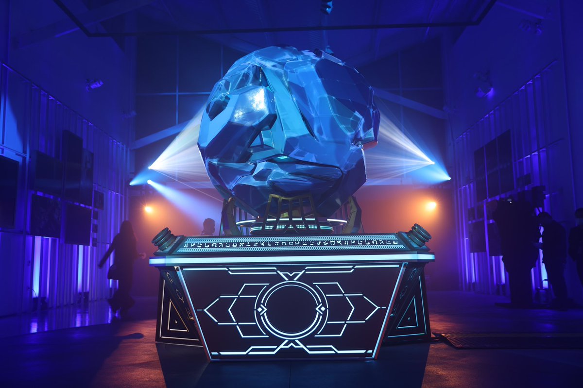 riotgames's tweet photo. Shhhh we’re sneaking you into the #Arcane premiere. 👀 Follow this thread for your inside peek of the @arcaneshow live event. 📸 https://t.co/WmPFMPqSIv