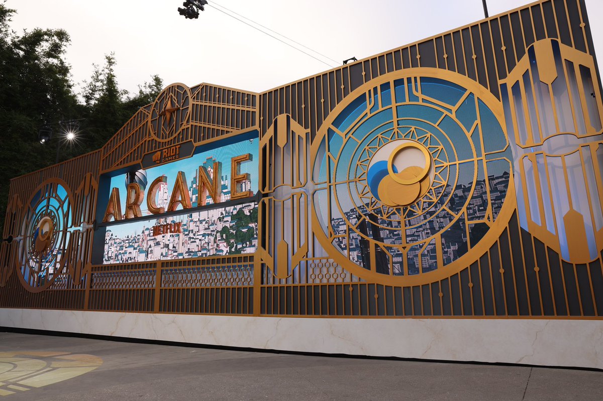 riotgames's tweet photo. Shhhh we’re sneaking you into the #Arcane premiere. 👀 Follow this thread for your inside peek of the @arcaneshow live event. 📸 https://t.co/WmPFMPqSIv