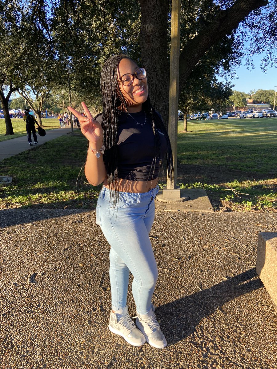 theminiprxncess's tweet photo. setting my homecoming out 💛 #PVHC2K21 #firsthomecoming https://t.co/d15nkAQWMq