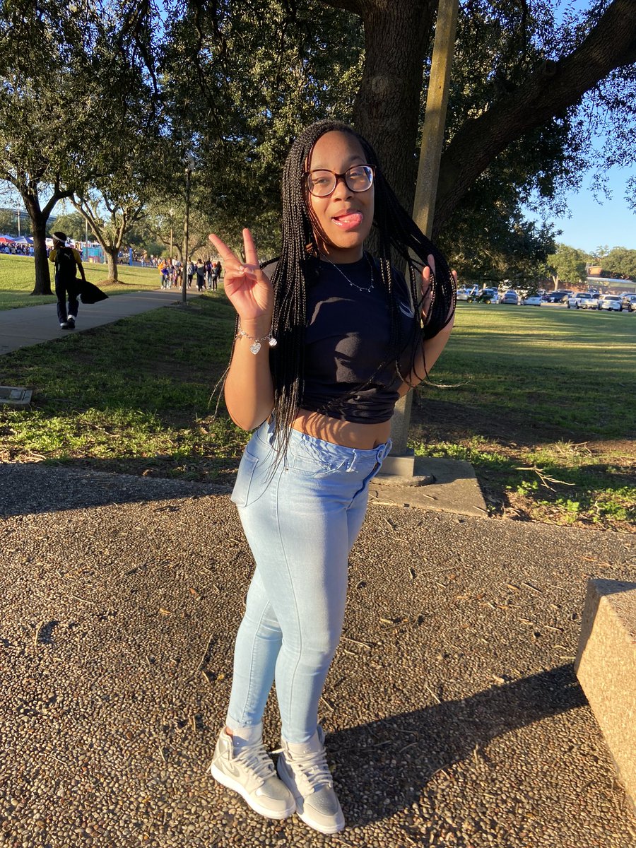 theminiprxncess's tweet photo. setting my homecoming out 💛 #PVHC2K21 #firsthomecoming https://t.co/d15nkAQWMq