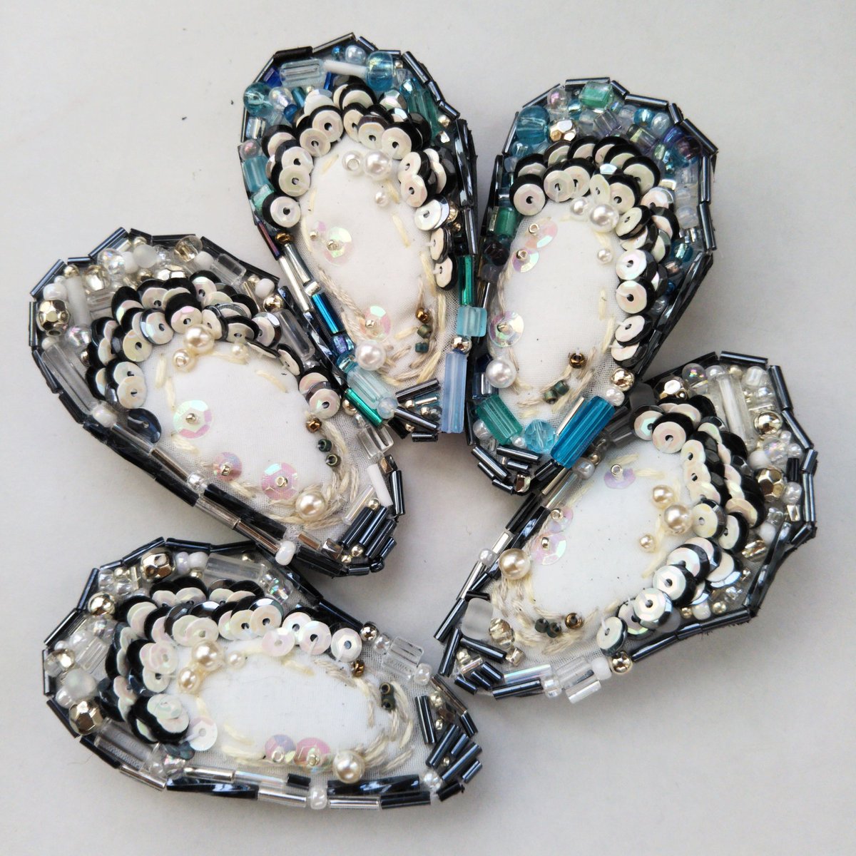 牡蠣ブローチ
今回は新種のブルーも
#牡蠣　#ビーズ刺繍　#beadembroidery #Oyster