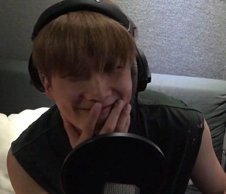 namjinfile's tweet photo. currently working on uas project and school magazine 💪 https://t.co/w1pFaEMuGt
