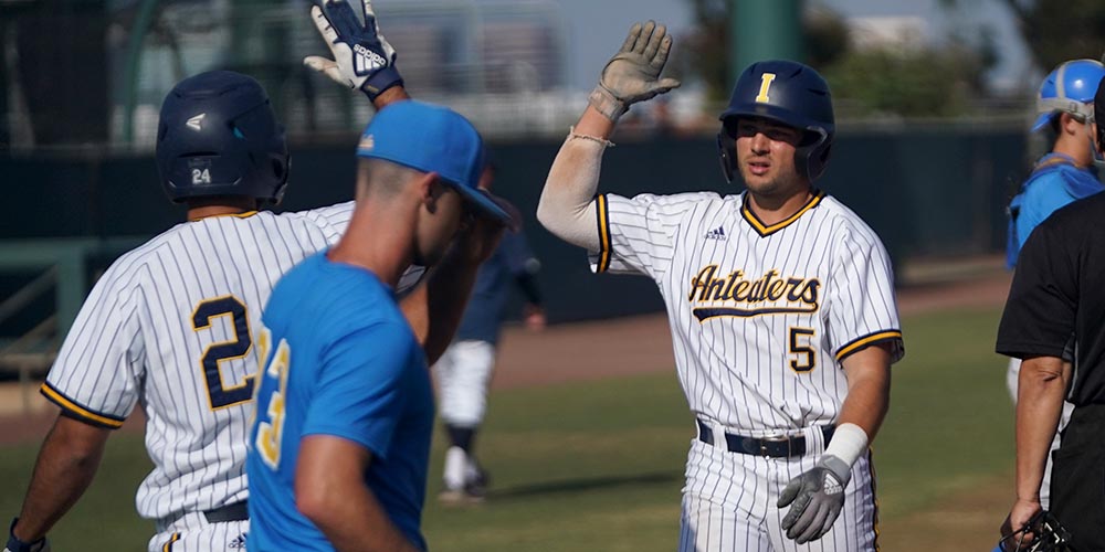 #UCLAvsUCI scrimmage notes:
The Anteaters had one of the better offenses I saw in 2021. Top hitter Nathan Church didn't play today, but switch-hitting leadoff man Woody Haydeen (.294 in '21) &amp; Louisiana transfer Ben Fitzgerald (All Sun Belt in '21) will further bolster <a href="/UCIbsb/">UCI Baseball</a>.