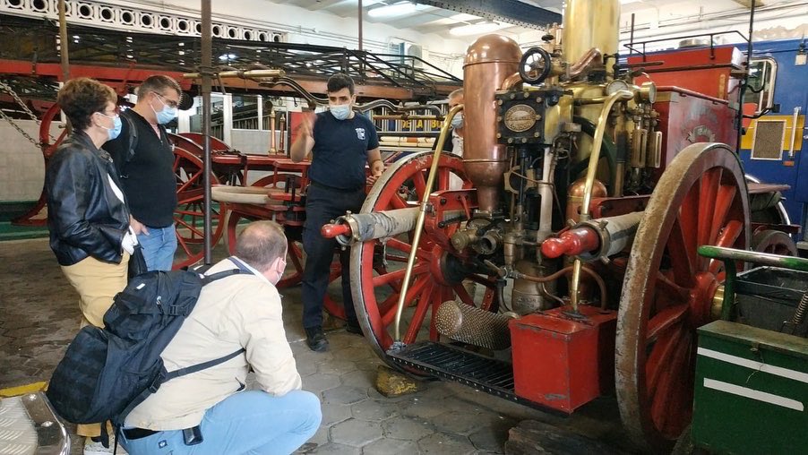 BomberosBoca's tweet photo. Este viernes nos visitaron Bomberos de Poitou, Francia 🇫🇷 quienes recorrieron nuestra institución y se les obsequiaron presentes para que puedan llevarse a su cuartel. 🚒
Ellos eran: 
Lieutenant colonel Michel GENTILLEAU 👨🏼‍🚒
Commandant Anthony GONDOUIN👨🏼‍🚒
Capitaine Matéo SOUCHAUD👨🏼‍🚒 https://t.co/6corYCT4Nq