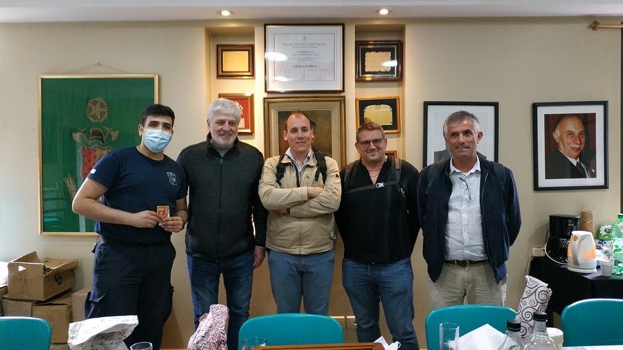 BomberosBoca's tweet photo. Este viernes nos visitaron Bomberos de Poitou, Francia 🇫🇷 quienes recorrieron nuestra institución y se les obsequiaron presentes para que puedan llevarse a su cuartel. 🚒
Ellos eran: 
Lieutenant colonel Michel GENTILLEAU 👨🏼‍🚒
Commandant Anthony GONDOUIN👨🏼‍🚒
Capitaine Matéo SOUCHAUD👨🏼‍🚒 https://t.co/6corYCT4Nq