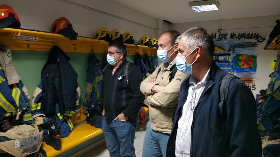 BomberosBoca's tweet photo. Este viernes nos visitaron Bomberos de Poitou, Francia 🇫🇷 quienes recorrieron nuestra institución y se les obsequiaron presentes para que puedan llevarse a su cuartel. 🚒
Ellos eran: 
Lieutenant colonel Michel GENTILLEAU 👨🏼‍🚒
Commandant Anthony GONDOUIN👨🏼‍🚒
Capitaine Matéo SOUCHAUD👨🏼‍🚒 https://t.co/6corYCT4Nq