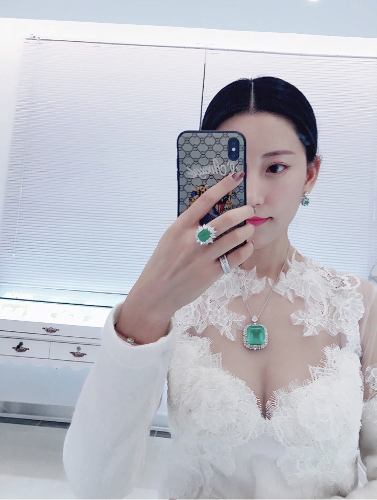 n_mp1h's tweet photo. Turning out the photos taken before, the noble and gorgeous jewelry is not only a color, but also a value, orientation and taste, exuding a subtle light. https://t.co/t9PLfYTtH0