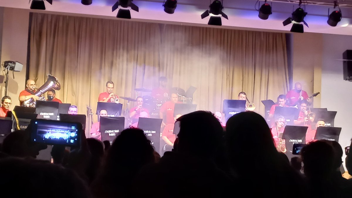 EnPlom's tweet photo. Felicitats a la @chabacanaband pel seu 25 Aniversari! Ho hem passat fenomenal en el súper concertàs que han realitzat en El Musical de Sedaví per a celebrar-ho.
#enplomers #enplomeros #enplom #nuestracharanga #chabacanaband #falles2022 #falla2022 https://t.co/lgwK6oohfC