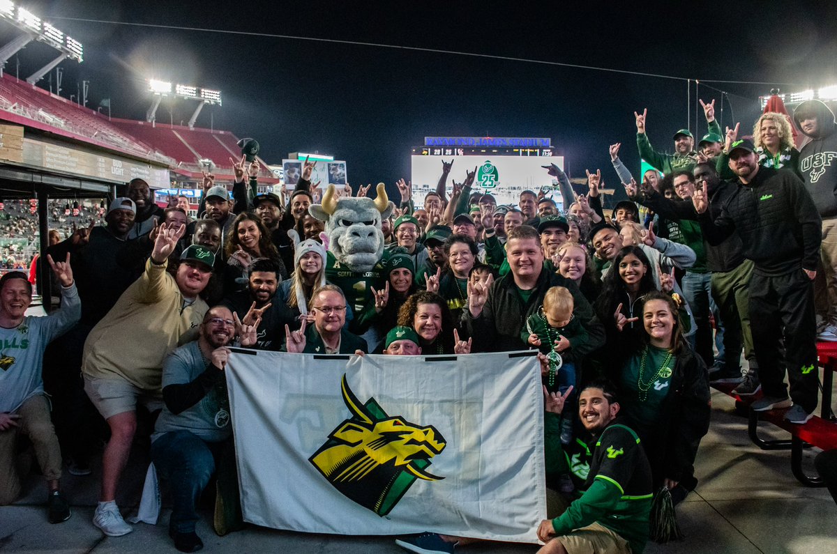 USFpunDaddy's tweet photo. Great turnout by the #USFTwitterHerd! I appreciate everyone that came out! And a special shoutout to @smward @MKellyUSF @RockyD_Bull and all the @USFFootball Alumni that joined in supporting our Bulls!
#HornsWayUp #US2F #TNSF
🤘😇🤘
📸 @allycl6 https://t.co/w0Y3SX83GO