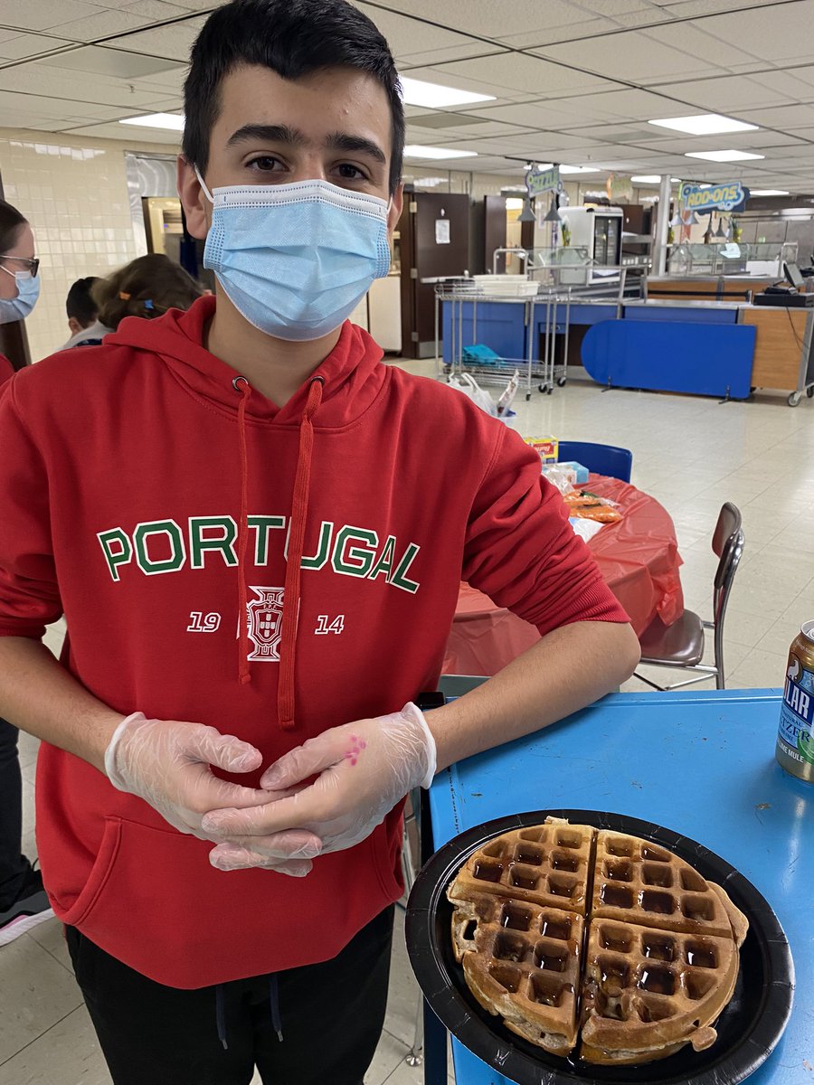 When your student says, you’ve had a tough day and I would like to make you a waffle then I know he has my back! Thanks to the students and teachers in Garden to Table and the team from the Boys and Girls Club for everything! <a href="/MartinWildcats/">Martin Middle School</a> <a href="/Messier_EP/">Shane Messier</a> @sandy_forand #TowniePride