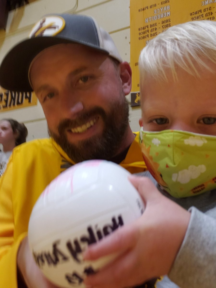 BrianHarnisch's tweet photo. Congrats to @WYO_Volleyball on the 🧹🧹🧹! Thanks @haileyzuroske for making Hudson's night! https://t.co/fdKDQuFapp