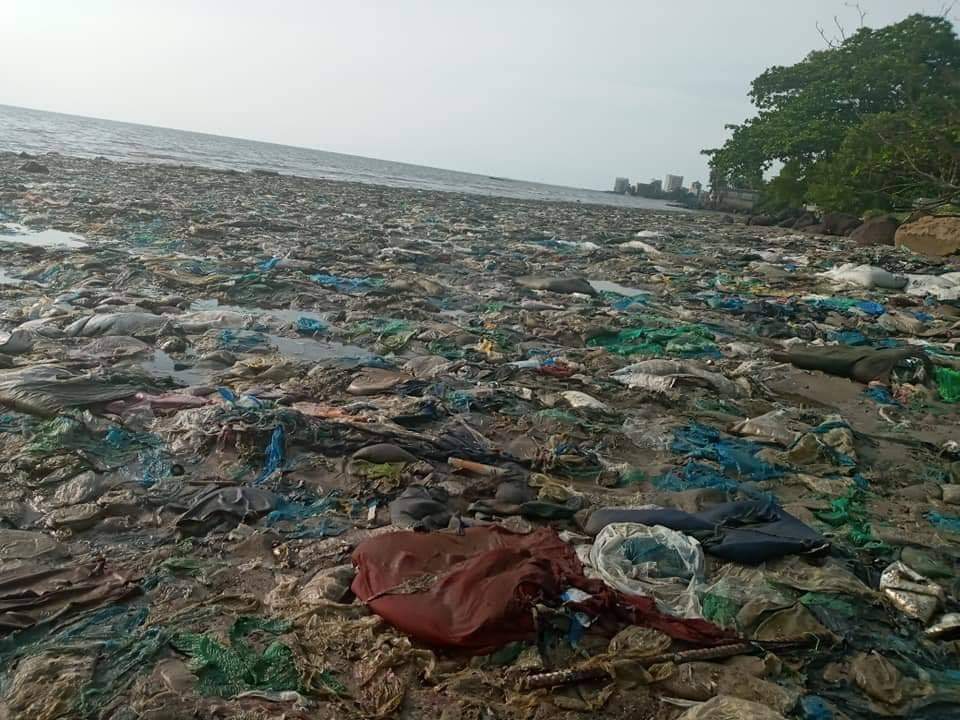 AxelJesson's tweet photo. Aujourd'hui, la Plage retrouve son lustre passé....Merci à nos Partenaires: le Haut Commissariat à l'Environnement, Clean Africa, la délégation de l'Union Européenne,  les associations, nos braves agents de la Mairie du 4ème ainsi que nos Populations.  On vas y arriver ensemble. https://t.co/AXlKCvwKWk