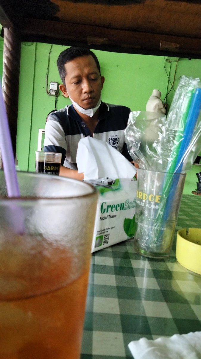 aldvksor's tweet photo. sundate with papa yang pesen kopi sambil ngudud+main henpon👍 https://t.co/se8cf7C0Fp