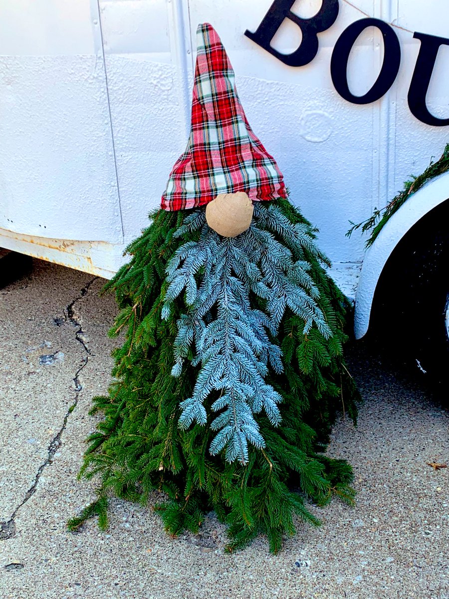 skinterdesign's tweet photo. Who is ready for the holidays? Well Baycreek &amp; Co  and Baycreek Designhouse sure are! Have you ever been there? Scroll over to check out some pics and purchases from my visit there today. 🎄🎅🏻🎁⛄️ https://t.co/8dEFudp3Td