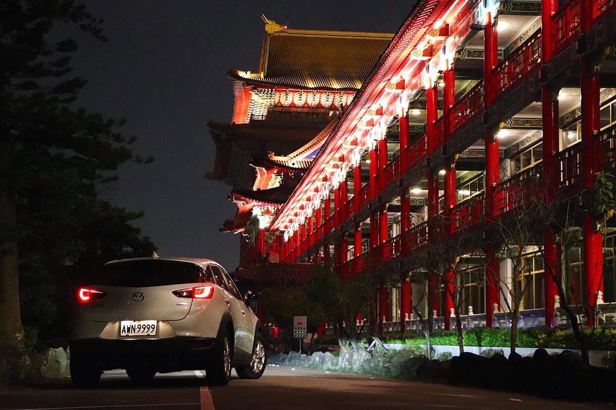 pi_lai05's tweet photo. 繁華城市的夜；可能是太久沒北上了，在北市開車總覺得機車族都在用生命騎車，我的後視鏡與他們的機車把手近在咫尺，但還是希望大家騎車還是多注意安全，白天也要開燈、要���注意胎紋胎壓⋯

#cx3 #mazda #skyactiv #taiwan #taipei #taipeinight #圓山大飯店 #canon77d #canon #photography #nightview https://t.co/PLKrKhM0xc