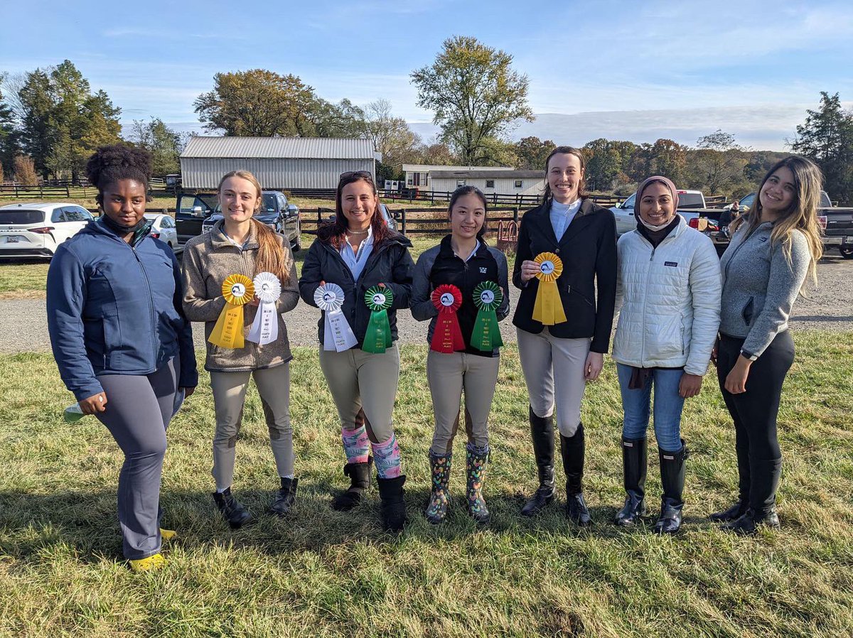 Congratulations to our riders for doing amazing at the GMU and GWU show today! Thanks to everyone who showed up and cheered them on ☺️ We’ll see you next semester!