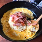 フライパン1つ、10分以内で作れるめっちゃ簡単な「カルボナーラ炒飯」