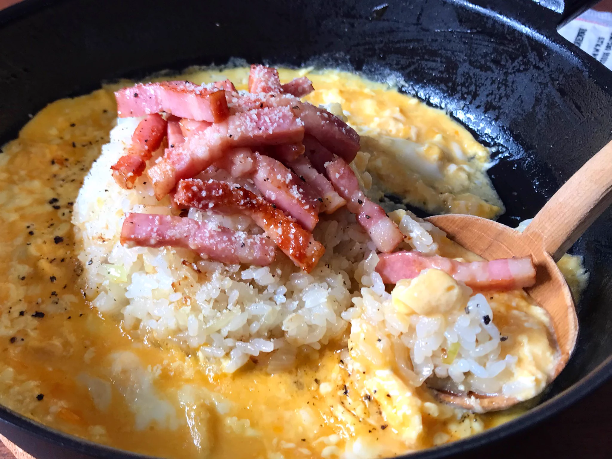 フライパン1つ、10分以内で作れるめっちゃ簡単な「カルボナーラ炒飯」