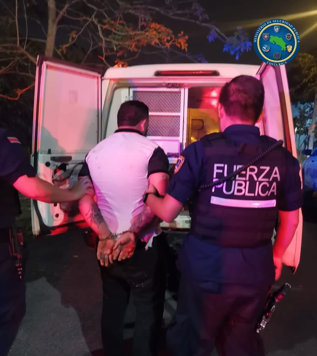 fuerzapublicaCR's tweet photo. En una rápida acción de la #FuerzaPúblicaCR se logró detener a un un sujeto de apellido Chavarría quien aparentemente robó un celular en el centro de #Alajuelita.
Se le decomisó un arma menos letal y el teléfono celular robado, fue pasado a la Fiscalía de Flagrancia. https://t.co/fwzcmFgyWf