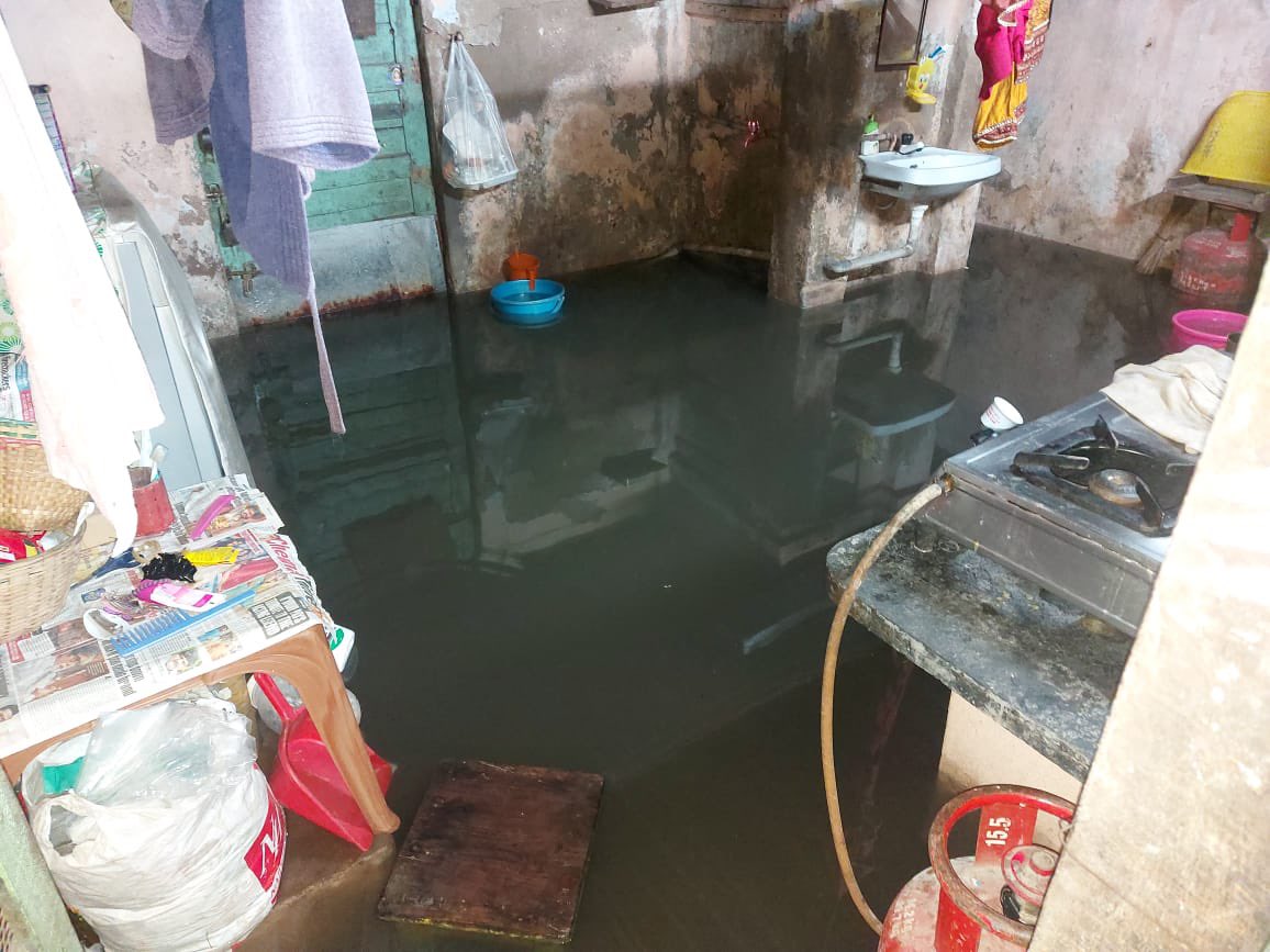 geswarlal's tweet photo. @DrmChennai Rain Water Entered into the Quarters of Railway Colonies located in the Poonamallee High Road side of Egmore.Pumping out of flood water need to be arranged immediately https://t.co/DbBdQk3jCZ