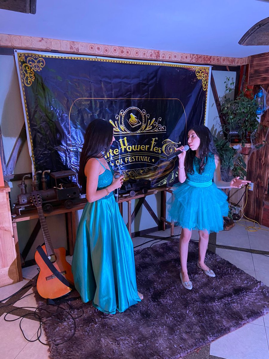 RadioElite1027's tweet photo. Hermosa voz de Kerly y Jamilet Martínez Caminos, ellas brillan con luz propia en el escenario de #ElitePowerFest 💚💛❤️
#TodasLasVocesTodas 🎤 https://t.co/ghf71zGAOW