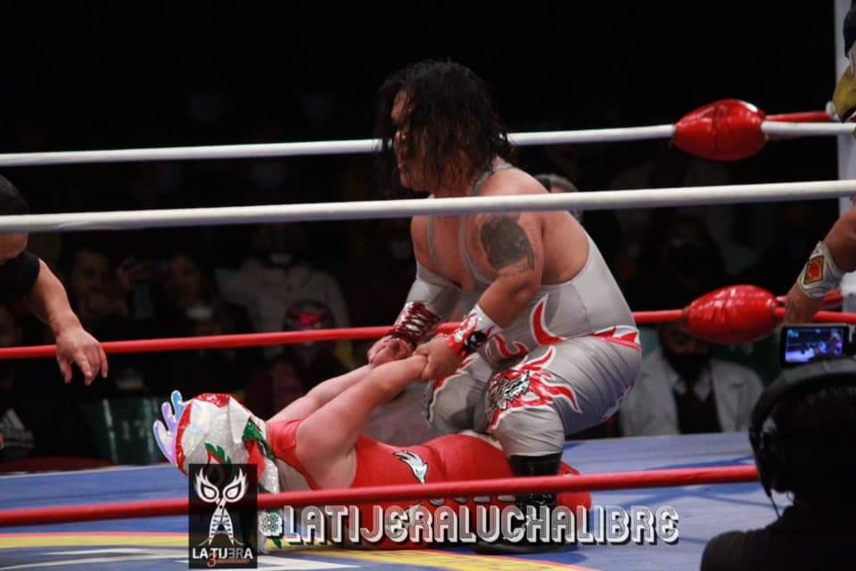 LaTijeraLucha's tweet photo. Momento para las #MiniEstrellas donde #Chamuel y el #PericoZacarias se llevaron la victoria en Lucha de Relevos Sencillos, derrotando al #Guapito y #ElGallito en la reapertura del #EmbudoColiseino...
#latijeraluchalibre https://t.co/uqMOQzh57N