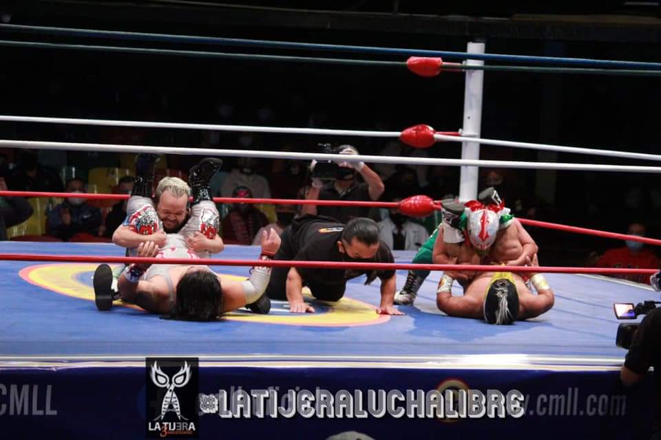 LaTijeraLucha's tweet photo. Momento para las #MiniEstrellas donde #Chamuel y el #PericoZacarias se llevaron la victoria en Lucha de Relevos Sencillos, derrotando al #Guapito y #ElGallito en la reapertura del #EmbudoColiseino...
#latijeraluchalibre https://t.co/uqMOQzh57N
