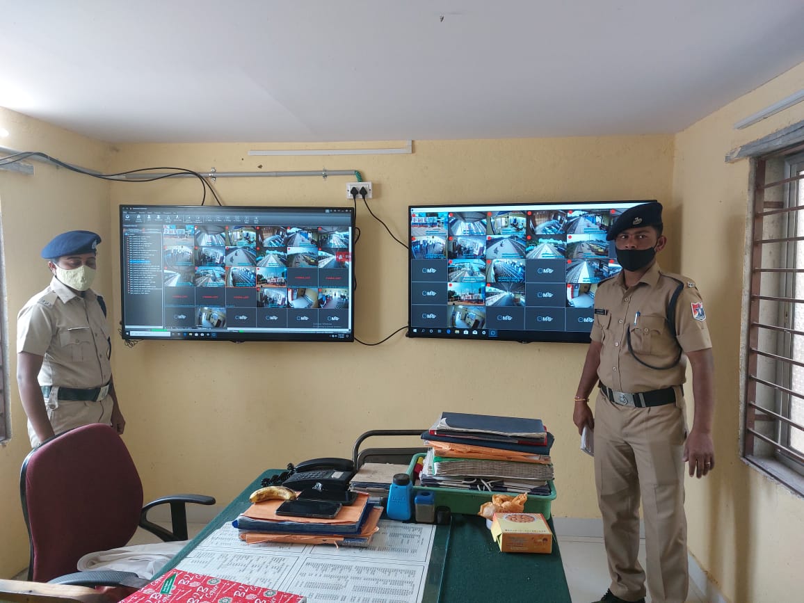 SWRRLY's tweet photo. Security of our  passengers is our Top priority:
Internet Protocol (IP)based Video Surveillance System (VSS) provided at #Vijayapura station recently.
Cameras ,covering all important areas of Railway  station , are functional now.
@drmubl https://t.co/zUaBB2orBl