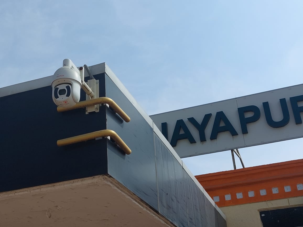 SWRRLY's tweet photo. Security of our  passengers is our Top priority:
Internet Protocol (IP)based Video Surveillance System (VSS) provided at #Vijayapura station recently.
Cameras ,covering all important areas of Railway  station , are functional now.
@drmubl https://t.co/zUaBB2orBl