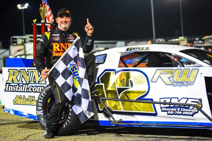 RacingAmerica's tweet photo. .@augiegrill112 wins the #ModsofMayhem feature @MMSracetrack.
Grill will now turn around and climb in his Pro Late Model to compete for 100 laps in the #ShowMePLM feature.
Can he go 2-for-2?
Watch live now: https://t.co/aG08GcPbq1 https://t.co/F7oY6orb4F