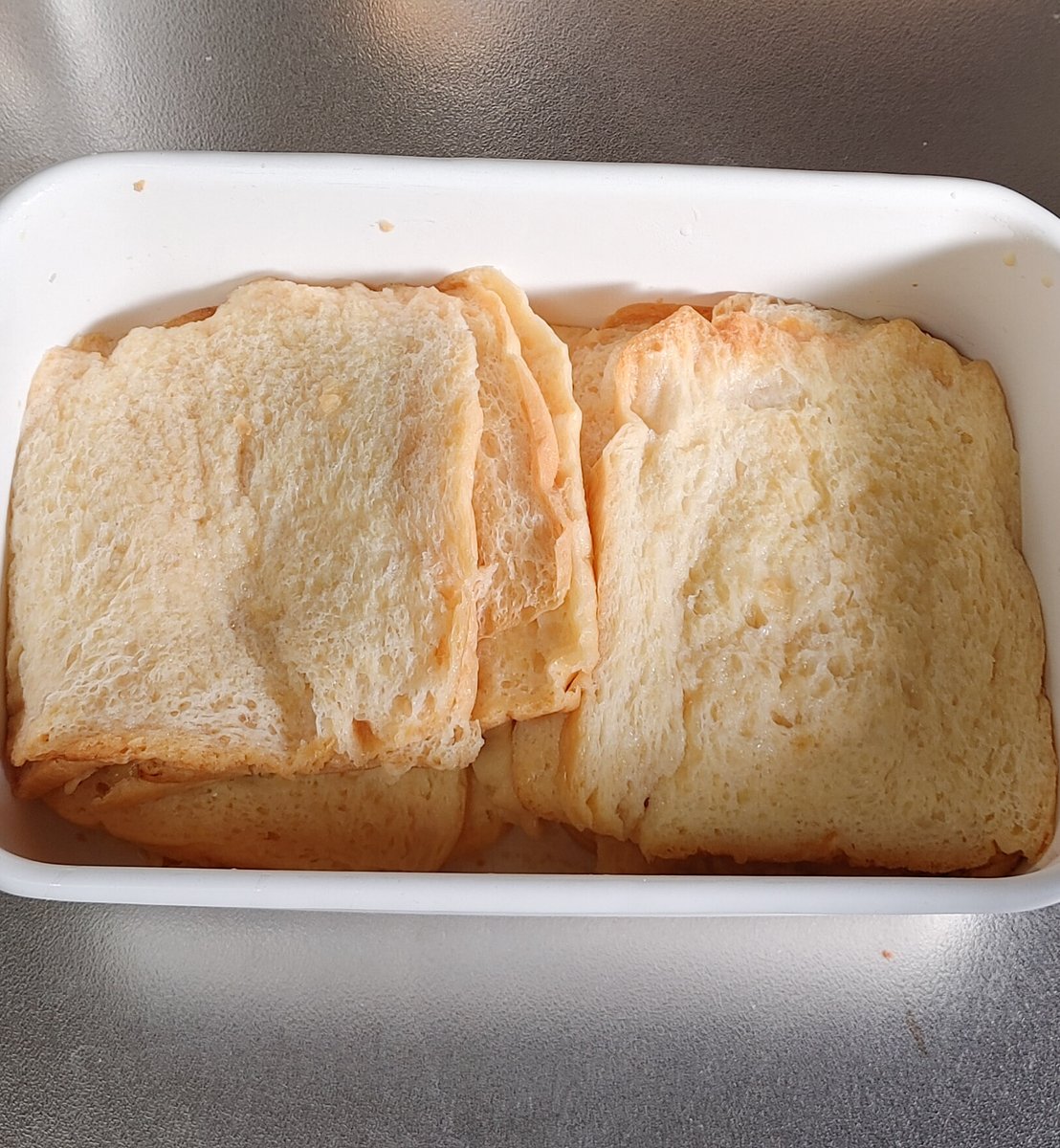 Chibapan31's tweet photo. 食パン���作る度に余る両端っこが冷凍庫で溢れていたのでフレンチトーストに。

#手作りパン 
#パン作り
#おうちパン https://t.co/Ik2PuRsuhV
