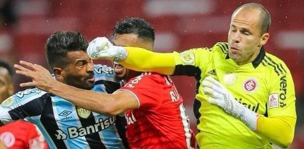 PauloRGuimas's tweet photo. Lomba, Pastor e Boxeador, dando uma benção no Thiago Santos #eointer https://t.co/4yVW61U1ed