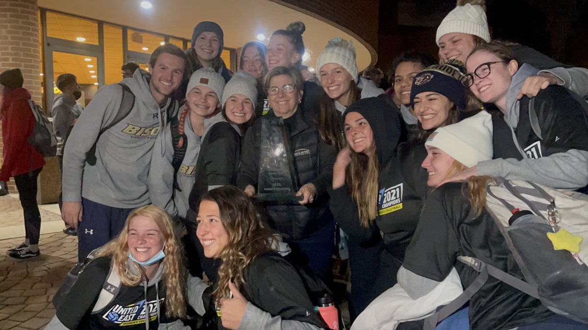 GallaudetBison's tweet photo. 🏆 Welcome Home Champs! 🏆

#Gallaudet's women's volleyball team received a warm welcome from Bison fans on Saturday night. 

#GUBison | #d3vb | #RisingUnited 
@GallaudetU | @GoUnitedEast https://t.co/GSY9SonTpS