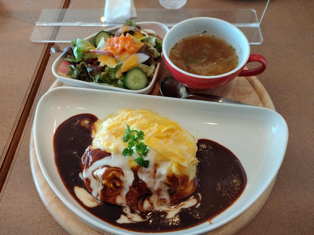 tttttaniiiii's tweet image. 神戸空港で洋食。シャレオツ！
#本日の機体　#DA40NG