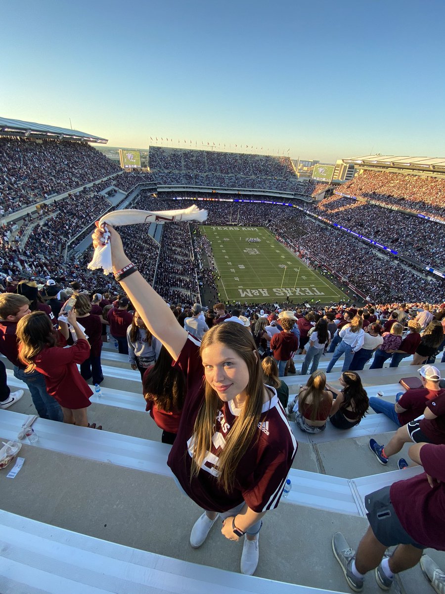 heyyyitzsyd's tweet photo. best atmosphere. best university #BTHOauburn @TAMU https://t.co/E2EiIBhgmF