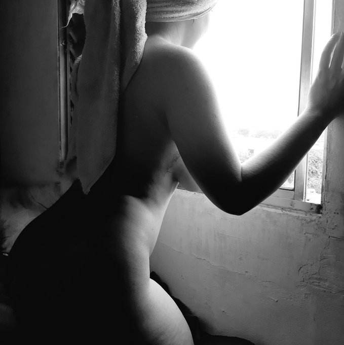 So fui dar um bom dia pro vizinho que estava tomando caf&eacute; do outro lado da rua e ele acabou engasgando<a href="/tag/rabaawards"class="tags"><span>#rabaawards</span></a><a href="/tag/bundaawards"class="tags"><span>#bundaawards</span></a><a href="/tag/bundasawards"class="tags"><span>#bundasawards</span></a><a href="/tag/peitosaward"class="tags"><span>#peitosaward</span></a>